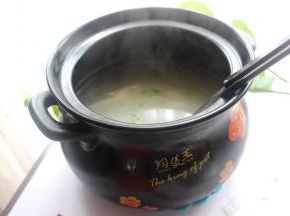 加盐，鸡精调味，撒上小葱末。