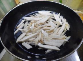 在热水里焯一下水