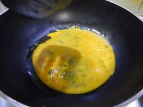 鸡蛋放锅里炒