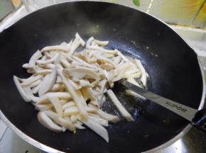 鸡蛋炒好装盘，然后加入杏鲍菇