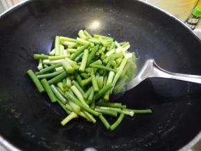 锅里加入油加入蒜苔