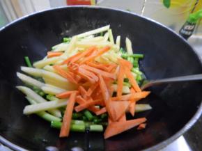 炒变色后加入土豆及胡萝卜