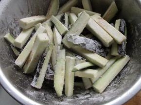 加入一些干面粉拌匀。