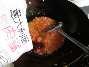 因为我家小妮特爱番茄味，所以把锅里放油，入番茄粒炒制，再倒入意大利肉酱。