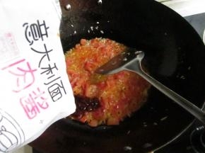 因为我家小妮特爱番茄味，所以把锅里放油，入番茄粒炒制，再倒入意大利肉酱。