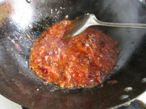 炒制均匀即可。