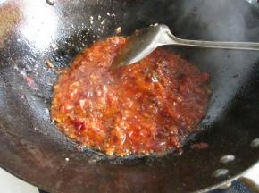 炒制均匀即可。