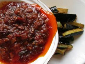 把肉酱倒在茄子上即可。