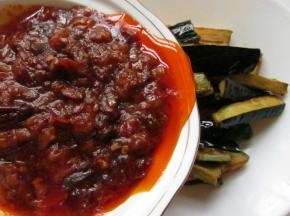 把肉酱倒在茄子上即可。