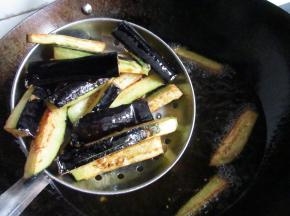 炸制到金黄色捞出。