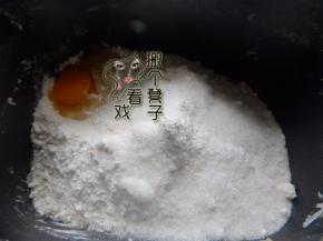 加入白糖及鸡蛋