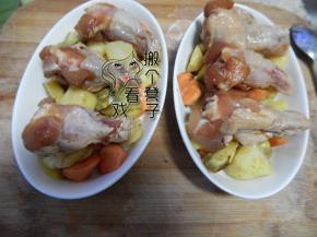 然后摆上腌好的鸡腿