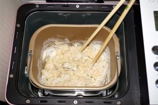 将食材按照先液体后固体的顺序放入柏翠面包机，启动程序15IMIX，揉面20分钟。
第一个揉面程序结束后，再启动一次IMIX程序，两个程序下来，面团已经可以拉出薄膜。