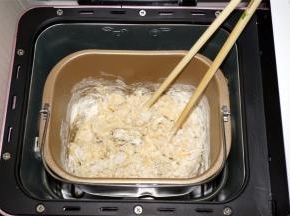 将食材按照先液体后固体的顺序放入柏翠面包机，启动程序15IMIX，揉面20分钟。
第一个揉面程序结束后，再启动一次IMIX程序，两个程序下来，面团已经可以拉出薄膜。