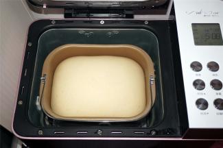 将搅拌刀取出，面团揉圆后放入面包机，用酸奶发酵程序，进行发酵至两倍大。