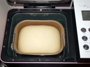 将搅拌刀取出，面团揉圆后放入面包机，用酸奶发酵程序，进行发酵至两倍大。