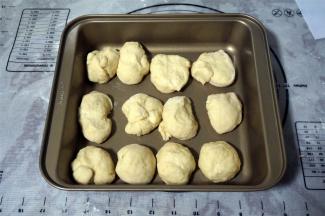 取出面团，稍微揉合，然后平均分成12份。