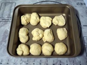 取出面团，稍微揉合，然后平均分成12份。