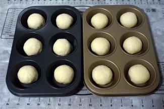 将面包坯放到大号六连不粘杯子蛋糕模具中。