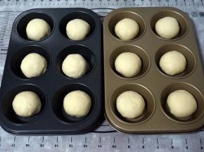 将面包坯放到大号六连不粘杯子蛋糕模具中。