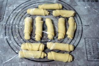 逐一擀开排气，卷起，盖上保鲜膜松弛15分钟。