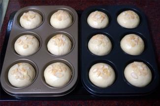 表面喷洒少许水，放入烤箱，启动发酵程序，发酵30-40分钟取出，表面刷上一层全蛋液，放上杏仁片。