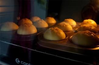 客浦TO5438预热后放入中层，上火200度下火180度，烤至15分钟，表面上色后加盖锡纸。