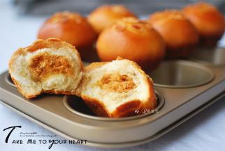 撕开餐包，里面是满满的肉松哦！