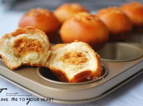 撕开餐包，里面是满满的肉松哦！