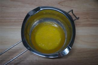 黄油隔水融化成液体。烤盘装一盘清水，放入烤箱底层，上下火150度开始预热。