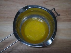 黄油隔水融化成液体。烤盘装一盘清水，放入烤箱底层，上下火150度开始预热。