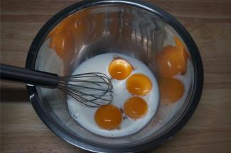 将4个蛋黄，牛奶，盐，放入同一容器，搅拌均匀。