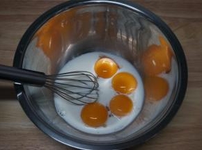 将4个蛋黄，牛奶，盐，放入同一容器，搅拌均匀。