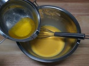 将液态黄油加入到蛋黄中，搅打至融合。