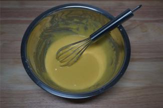 拌成顺滑无颗粒的蛋黄糊。