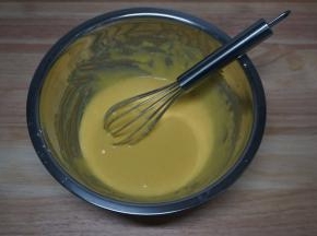 拌成顺滑无颗粒的蛋黄糊。