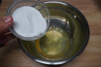 4个蛋白，先搅打至粗泡状态，然后分三次加入细砂糖，打发。