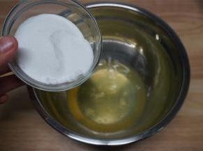 4个蛋白，先搅打至粗泡状态，然后分三次加入细砂糖，打发。