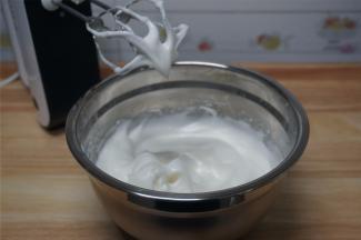 打发至硬性发泡（小直尖状态）。