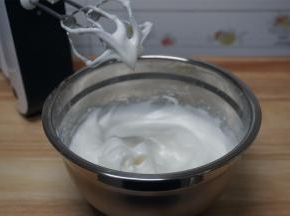 打发至硬性发泡（小直尖状态）。