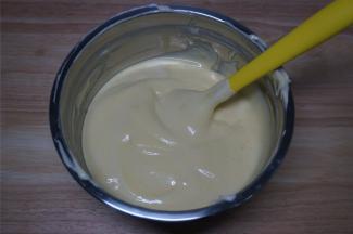 将蛋白糊与蛋黄糊切拌混合。