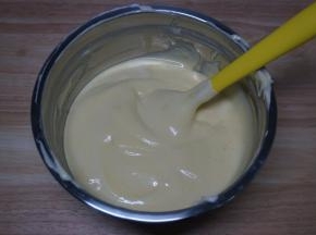 将蛋白糊与蛋黄糊切拌混合。