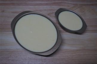 将蛋糕糊分别倒入带耳芝士不粘金色模具（这个配方的量倒入模具后多出一个纸杯蛋糕的量）。