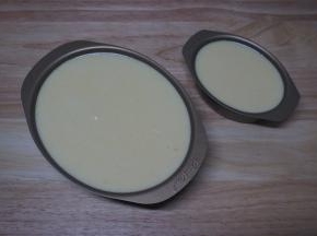 将蛋糕糊分别倒入带耳芝士不粘金色模具（这个配方的量倒入模具后多出一个纸杯蛋糕的量）。