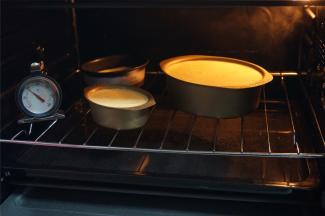 放入倒数第二层的烤架上，水浴法上下火150度烘烤60分钟。