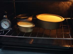 放入倒数第二层的烤架上，水浴法上下火150度烘烤60分钟。