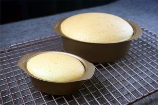 蛋糕出炉后不用倒扣，直接放在冷却架上冷却。这个时候将淡奶油打发至硬性发泡。