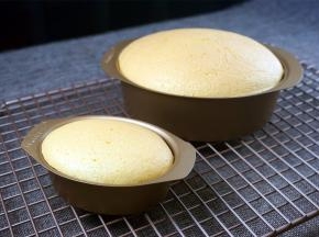 蛋糕出炉后不用倒扣，直接放在冷却架上冷却。这个时候将淡奶油打发至硬性发泡。