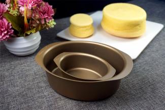 冷却后将蛋糕倒扣脱模。