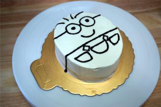 用融化了的巧克力描画出小黄人的轮廓。